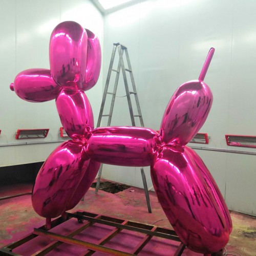 Tallado de perro con globo colorido estilo Jeff Koons 