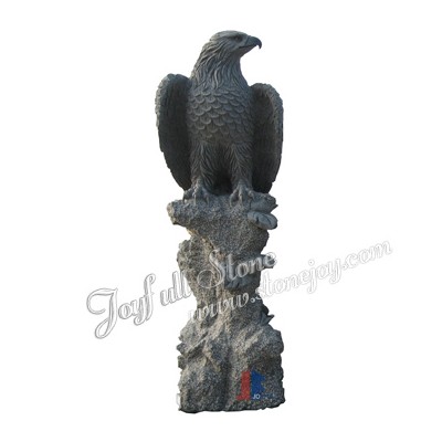 KE-163, Escultura del águila del granito